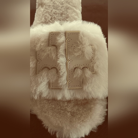 Tory Burch Cream Double T Shearling   Slides Sandals - Picture 2 of 6
